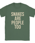 Snakes Are People Too tryck på grön t-shirt med stora blockbokstäver