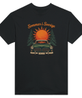 T-shirt med motiv av bil, solnedgång, tallar och texten “Sommar i Sverige”. Perfekt för raggare. 