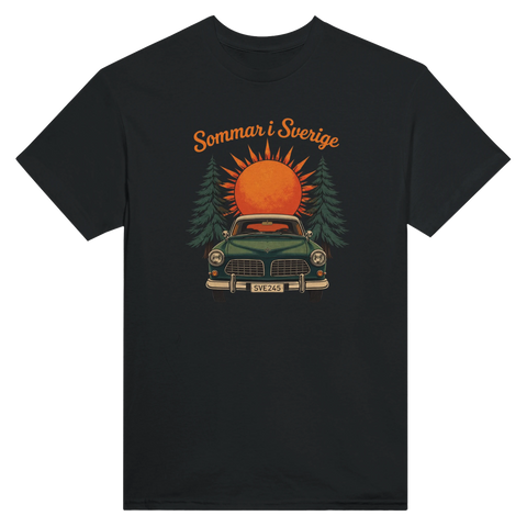 T-shirt med motiv av bil, solnedgång, tallar och texten “Sommar i Sverige”. Perfekt för raggare. 
