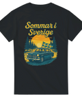 T-shirt med motiv av bil, solnedgång, tallar och texten “Sommar i Sverige”. Perfekt för raggare. 