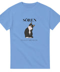 Elegant t-shirt med tecknad katt och stilren typografi