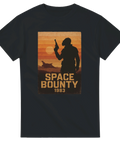 T-shirt med tryck föreställande en retro rymdprisjägare i solnedgång med texten Space Bounty 1983