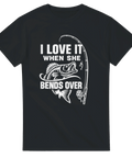 Svart t-shirt med vitt tryck: fisk, spö och texten "I love it when she bends over" med dubbeltydig humor