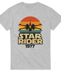 Grå t-shirt med motivet Star Rider 1977, visar ett rymdskepp i siluett framför en solnedgång i retrostil.