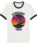 T-shirt med rymdsurfare i retrostil och texten "Starsurf 1980", unisex ringer-modell med svarta ärmar och halsringning.