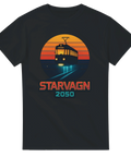 T-shirt med retro sci-fi-design och motiv av spårvagn i neonstil under solnedgång, texten Starvagn 2050 i futuristiskt typsnitt.