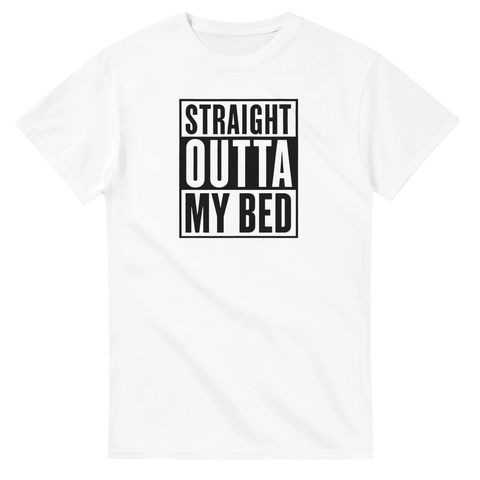 t-shirt med svart text Straight Outta My Bed i boxad stil