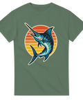 Militärgrön t-shirt med färgstark illustration av en blå marlin framför en retro solnedgång i orange och rött.