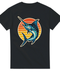 Svart t-shirt med färgstark illustration av en blå marlin framför en retro solnedgång i orange och rött.