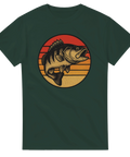 Mörkgrön t-shirt med abborre i orange-röd solnedgång – för sportfiskare och retroälskare