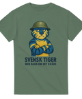 Illustration av en blågul tiger med militärhjälm och korslagda armar, med texten "Svensk tiger – men bara om det krävs", tryckt på en grön t-shirt.