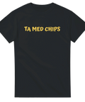 Svart t-shirt med gul text “Ta med chips” i enkel stil