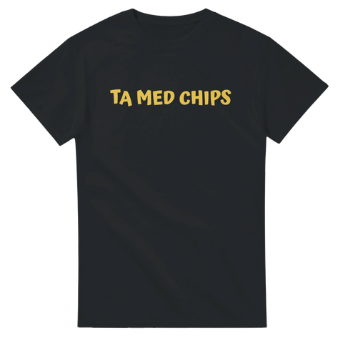 Svart t-shirt med gul text “Ta med chips” i enkel stil