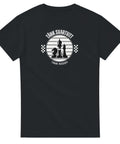 T-shirt med schackpjäser och texten Tänk svartvitt