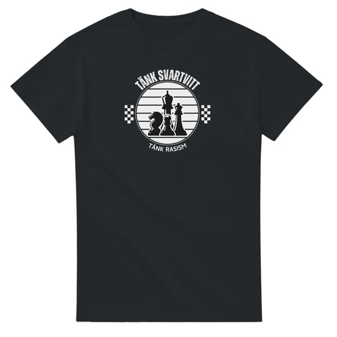 T-shirt med schackpjäser och texten Tänk svartvitt