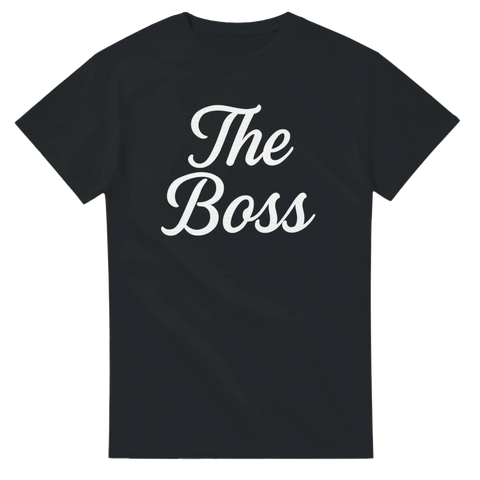 Stilren t-shirt med vit text The Boss på mörk tröja