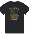 Svart t-shirt med retrotryck och texten The Earth is Flat Research It