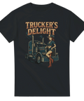 T-shirt med texten Trucker’s Delight, lastbil och cowgirl i retro Americana-stil

