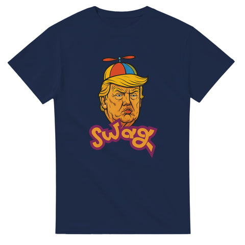Karikatyr på Donald Trump med propellermössa och texten "Swag" på marinblå t-shirt. 