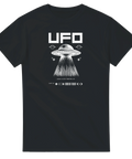 Svart t-shirt med grafiskt UFO-motiv och texten I believe in extra terrestrial life