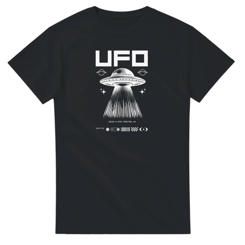 Svart t-shirt med grafiskt UFO-motiv och texten I believe in extra terrestrial life