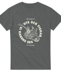Grå t-shirt med vitt tryck föreställande ett skelett i båt med metspö och text i cirkel: "Ute och fiskar – Vi kanske ses".