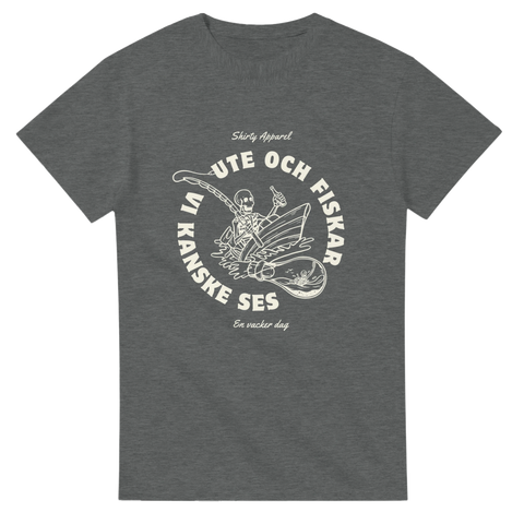 Grå t-shirt med vitt tryck föreställande ett skelett i båt med metspö och text i cirkel: "Ute och fiskar – Vi kanske ses".