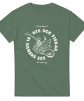 Militärgrön t-shirt med vitt tryck föreställande ett skelett i båt med metspö och text i cirkel: "Ute och fiskar – Vi kanske ses".