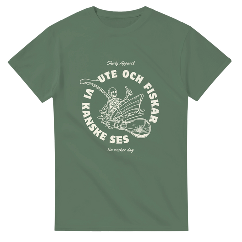 Militärgrön t-shirt med vitt tryck föreställande ett skelett i båt med metspö och text i cirkel: "Ute och fiskar – Vi kanske ses".