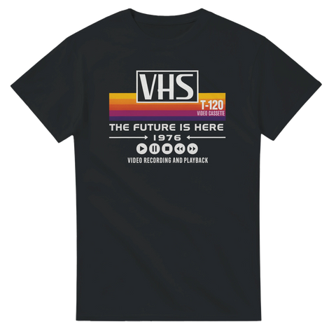 Svart t-shirt med retro VHS-tryck och texten The Future Is Here 1976