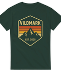 Mörkgrön t-shirt med retro badge i naturtema, med berg och solnedgångsfärger