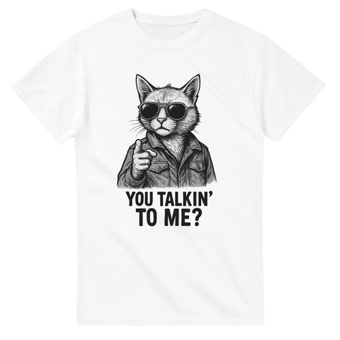Vit t-shirt med tecknad katt med solglasögon och jacka som pekar och texten "You talkin’ to me?"