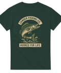Mörkgrön t-shirt med illustrerad gös som hoppar upp ur vattnet, text "Zander Fishing Co – Hooked for life"