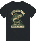 Svart t-shirt med illustrerad gös som hoppar upp ur vattnet, text "Zander Fishing Co – Hooked for life"