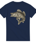Marinblå t-shirt med detaljerad illustration av en gös med öppen käft och fena i attackläge
