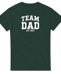 Mörkgrön t-shirt med vit text Team Dad Est. 2023 i college-stil