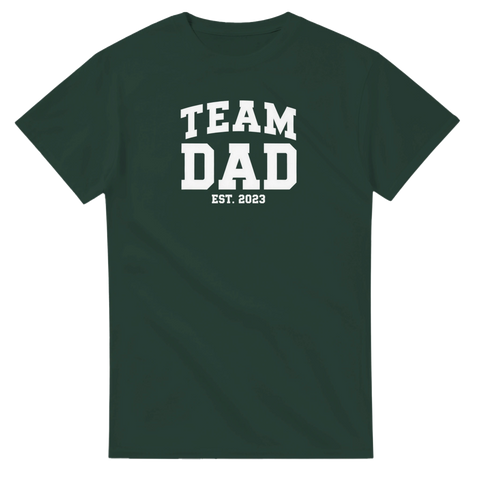 Mörkgrön t-shirt med vit text Team Dad Est. 2023 i college-stil