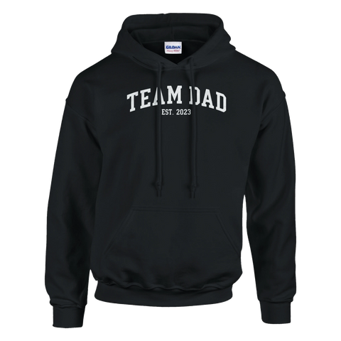 Svart hoodie med vit text Team Dad EST. 2023