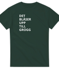 Rolig t-shirt med texten “Det blåser upp till grogg” i stilren vit typografi – perfekt för fest och after work.
