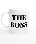 Vit mugg med svart text “THE BOSS” – rolig mugg till chefen eller kollegan