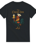 Svart t-shirt med tecknad tupp i kockmössa som serverar öl, med texten "The Cock’s Inn"
