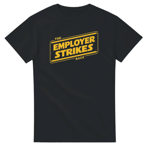 T-shirt med humoristiskt ”The Employer Strikes Back”-tryck i gul retrostil på mörk bakgrund.