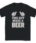Rolig t-shirt med texten "This guy needs a beer" och två pekande tummar