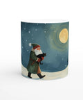 Mugg med julmotiv av tomte som går i snö med en katt i månskenet