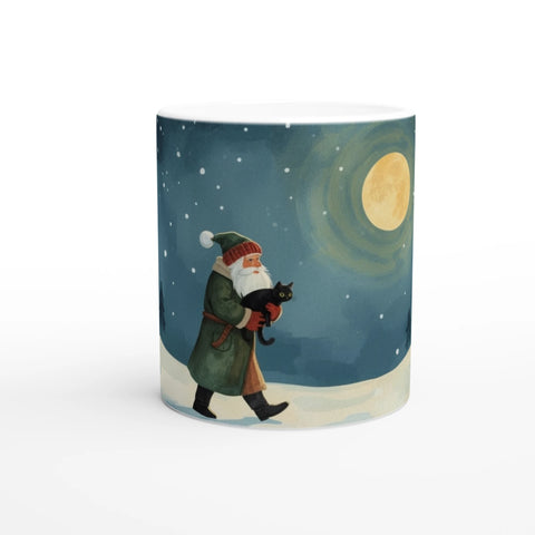 Mugg med julmotiv av tomte som går i snö med en katt i månskenet