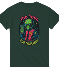 Grön t-shirt med färgglad illustration av en grön alien i varsityjacka som gör peace-tecknet, omgiven av stjärnor och texten "Too Cool for This Planet"