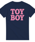 Mörkblå t-shirt med stora rosa bokstäver "TOY BOY"