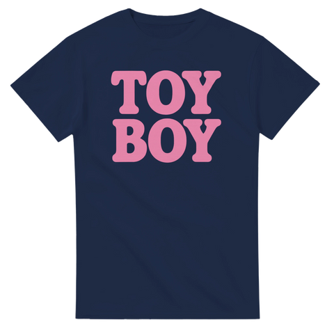 Mörkblå t-shirt med stora rosa bokstäver "TOY BOY"