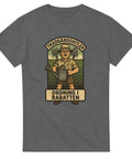 Grå t-shirt med satirisk illustration av strikt trädgårdsmästare och texten "Trädgårdshitler – Ordning i rabatten"