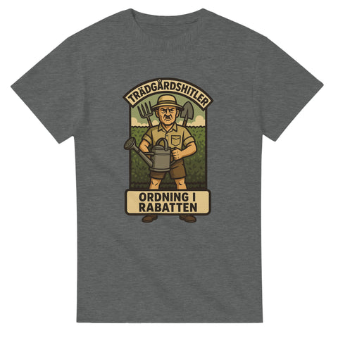 Grå t-shirt med satirisk illustration av strikt trädgårdsmästare och texten "Trädgårdshitler – Ordning i rabatten"